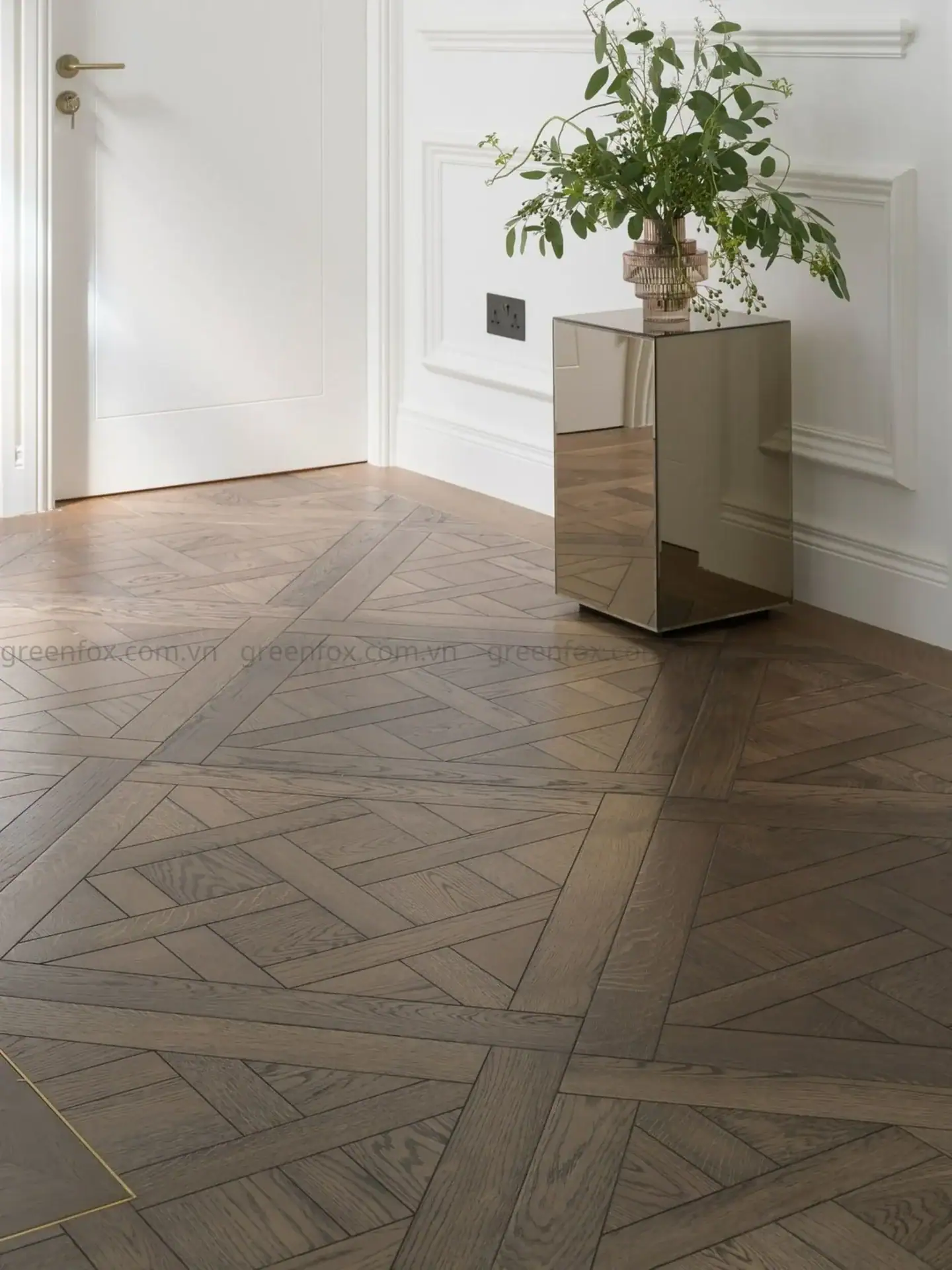 Cận cảnh gạch giả gỗ lát Square Pattern màu nâu đậm với họa tiết ô vuông nghệ thuật trong không gian nội thất thanh lịch.