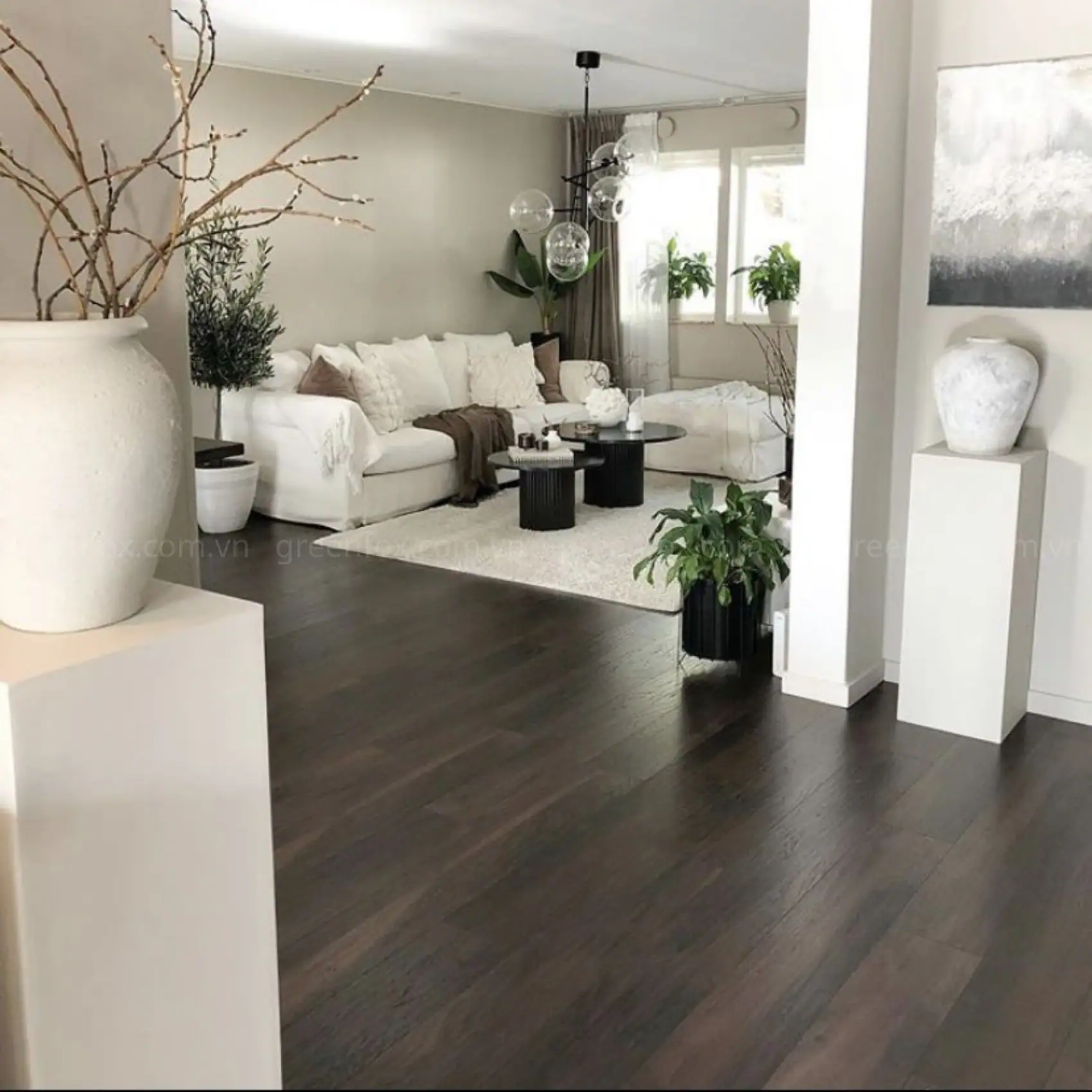 Phòng khách hiện đại lát gạch vân gỗ walnut đậm cao cấp phù hợp nhà ở sang trọng.