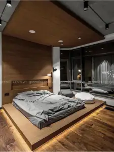 Gạch giả gỗ màu nâu đậm lát sàn phòng ngủ hiện đại kết hợp ốp trần gỗ tạo không gian ấm áp và sang trọng.