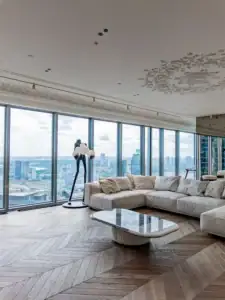 Sàn gạch giả gỗ lát xương cá màu nâu trong căn hộ hiện đại có cửa kính lớn.