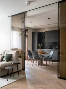 Sàn gạch giả gỗ xương cá kết nối phòng khách và khu bếp phong cách tối giản hiện đại.