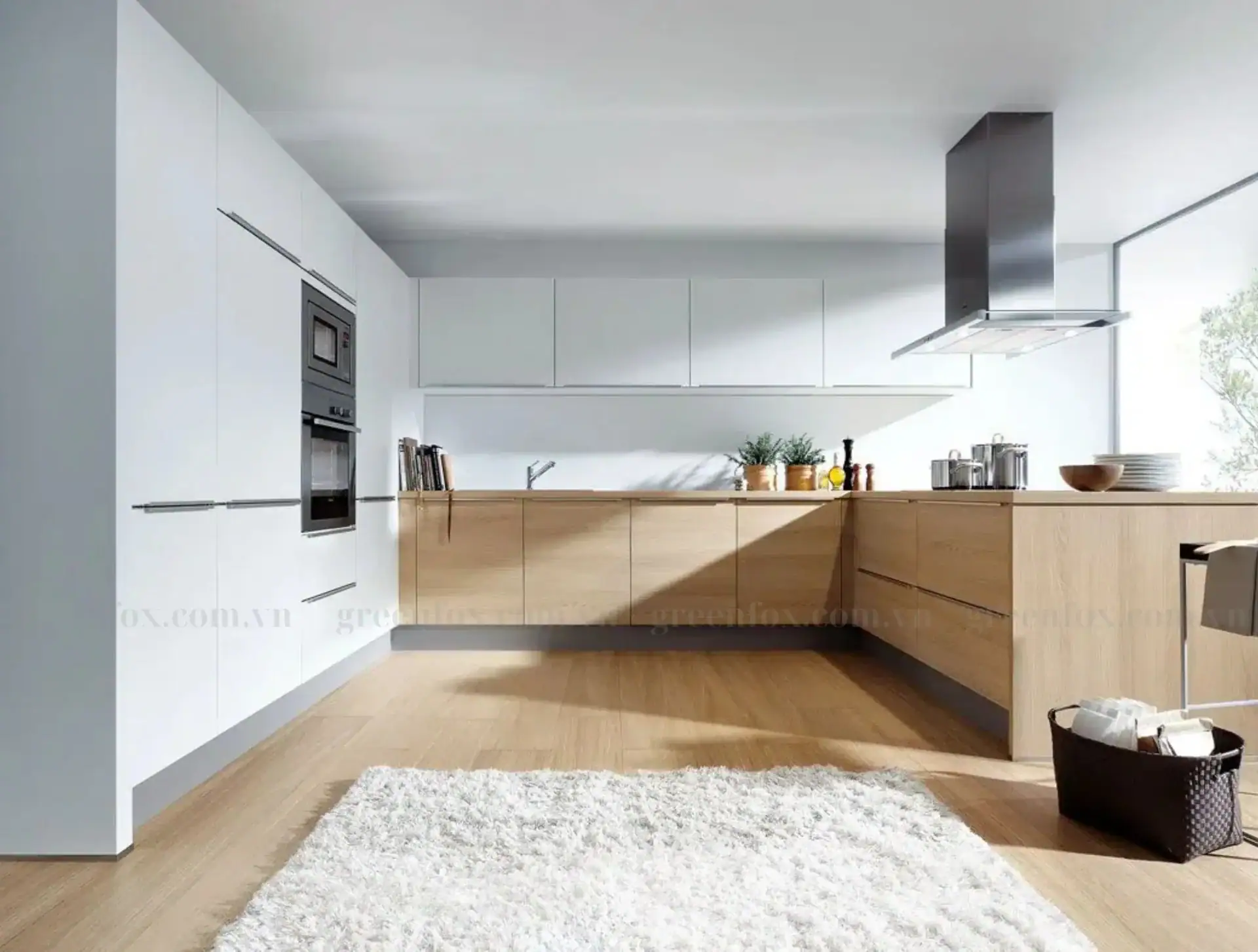 Gạch lát nền vân gỗ màu oak sáng giúp tổng thể không gian bếp trở nên ấm và hài hòa hơn