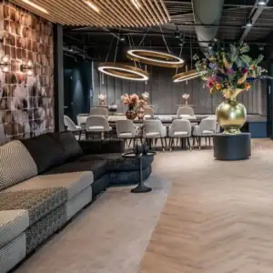 Sàn gạch giả gỗ lát xương cá trong không gian showroom nội thất phong cách hiện đại.