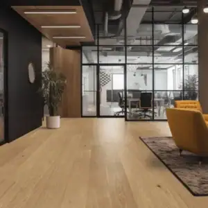 Không gian văn phòng mở nổi bật với sàn gạch giả gỗ vân tự nhiên mang phong cách công nghiệp hiện đại.