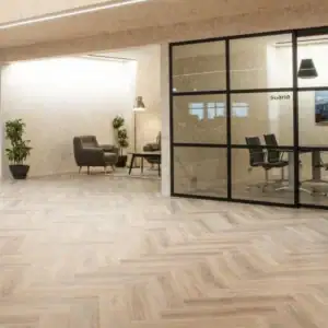 Gạch giả gỗ lát xương cá tông sáng tạo cảm giác rộng rãi và thanh lịch cho không gian làm việc.