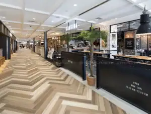 Sàn gạch giả gỗ họa tiết xương cá giúp khu thương mại và nhà hàng thêm nổi bật, thu hút.