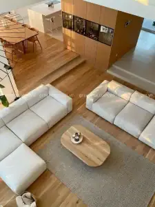 Phòng khách hiện đại lát gạch vân gỗ màu oak sáng phù hợp nhà ở và biệt thự phong cách tối giản.