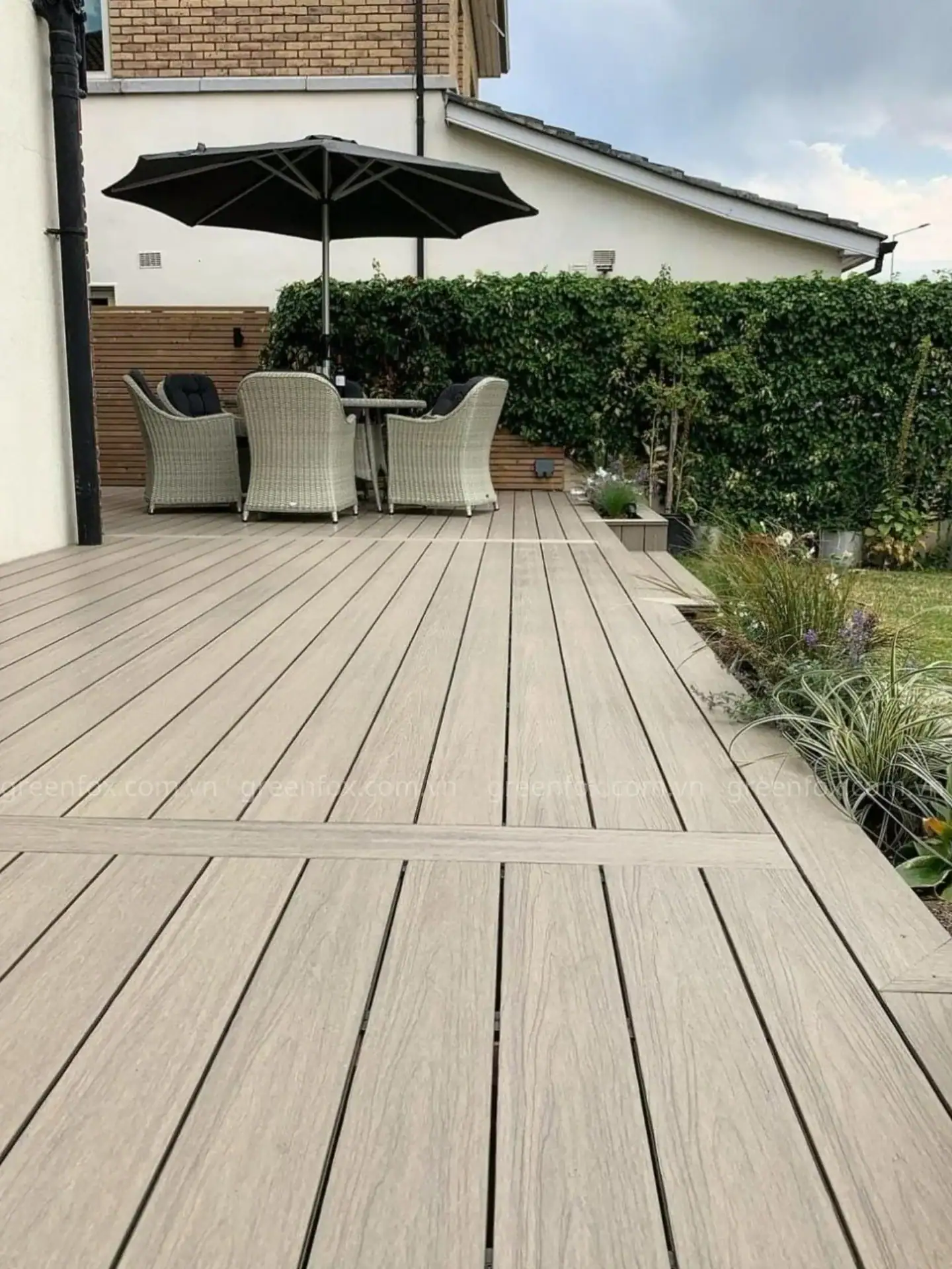 Thiết kế lát xương cá giúp khu vực sân ngoài trời thêm sang trọng và tạo điểm nhấn kiến trúc độc đáo.