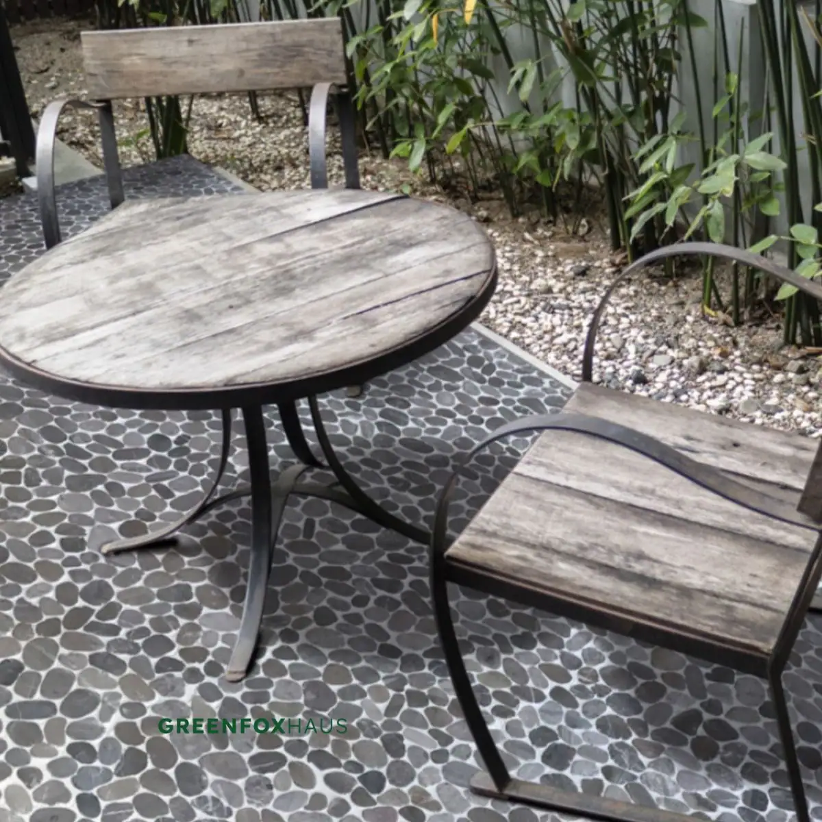 Mẫu gạch lát sân thượng đẹp họa tiết giả sỏi xám đen kết hợp bàn ghế gỗ mộc