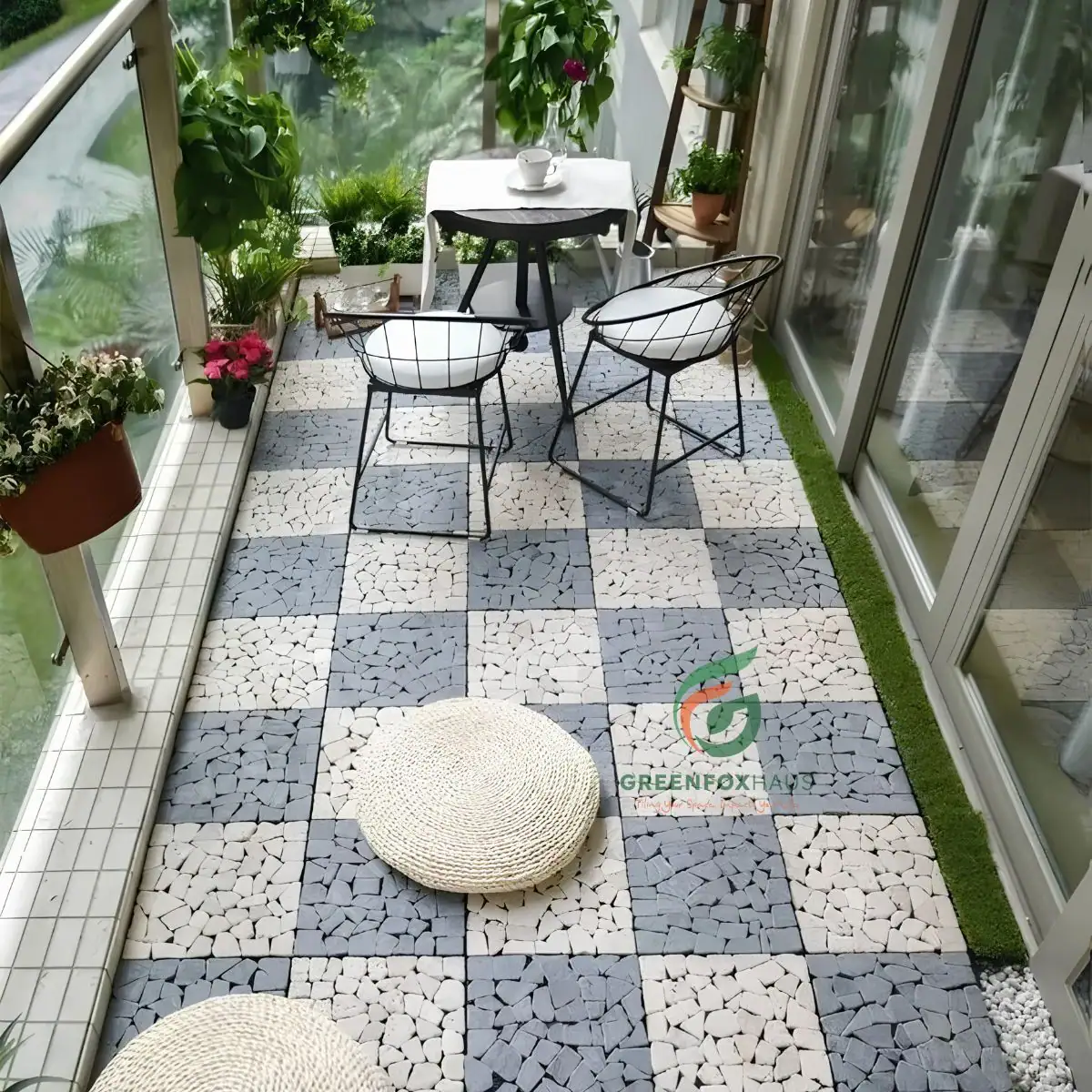 Lát gạch sân thượng giả sỏi phối caro xanh trắng kết hợp thảm cỏ nhân tạo