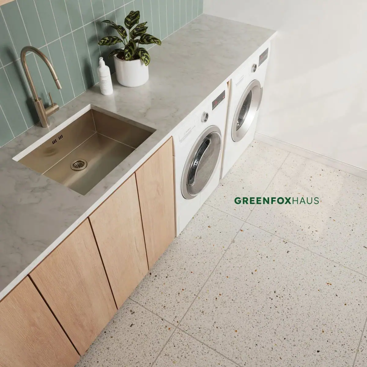 Gạch giả terrazzo tone sáng lát sàn phòng giặt đồ kết hợp tủ bếp gỗ và gạch ốp tường xanh mint
