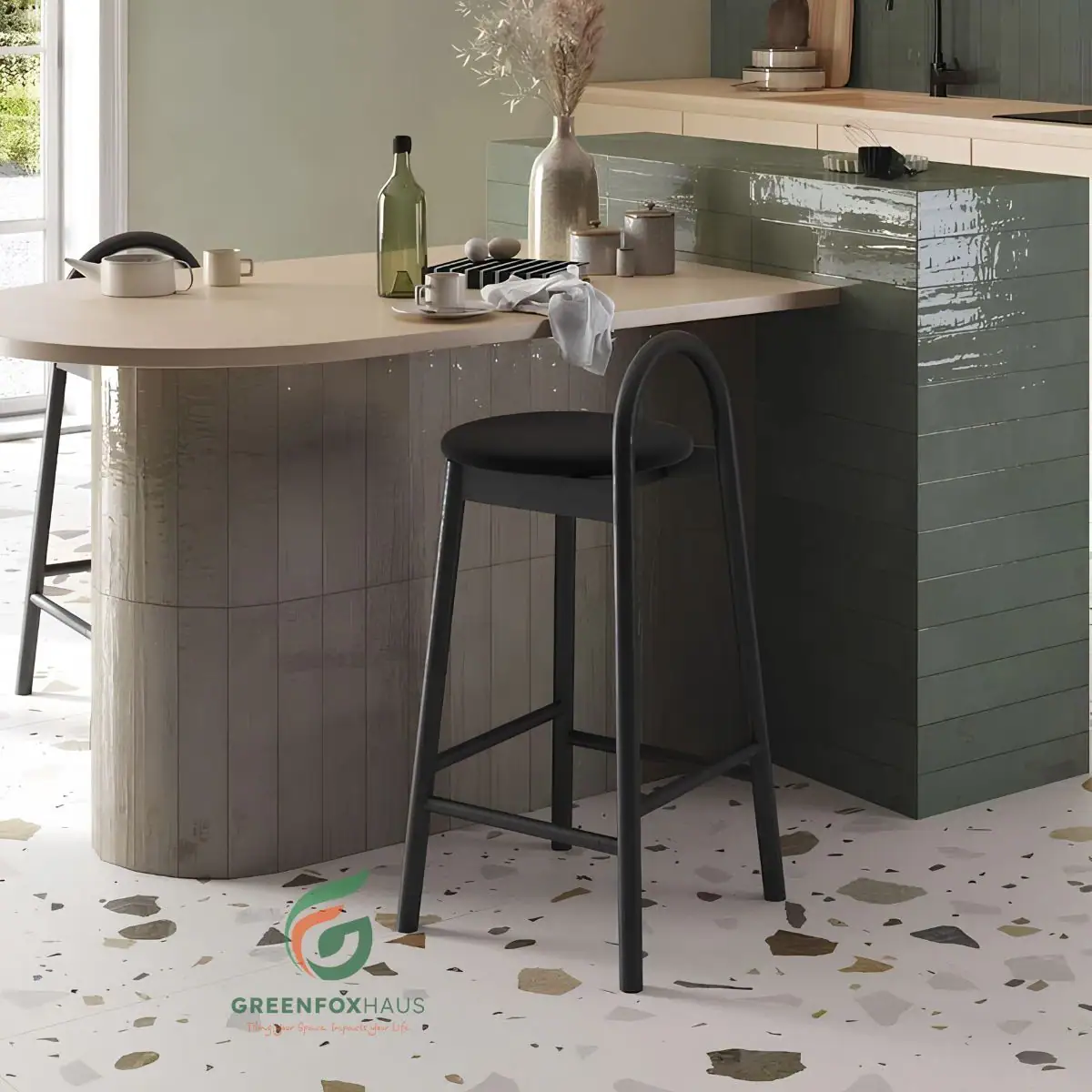 Gạch men terrazzo hạt to lát nền phòng bếp kết hợp quầy bar bo góc ốp gạch gốm xanh