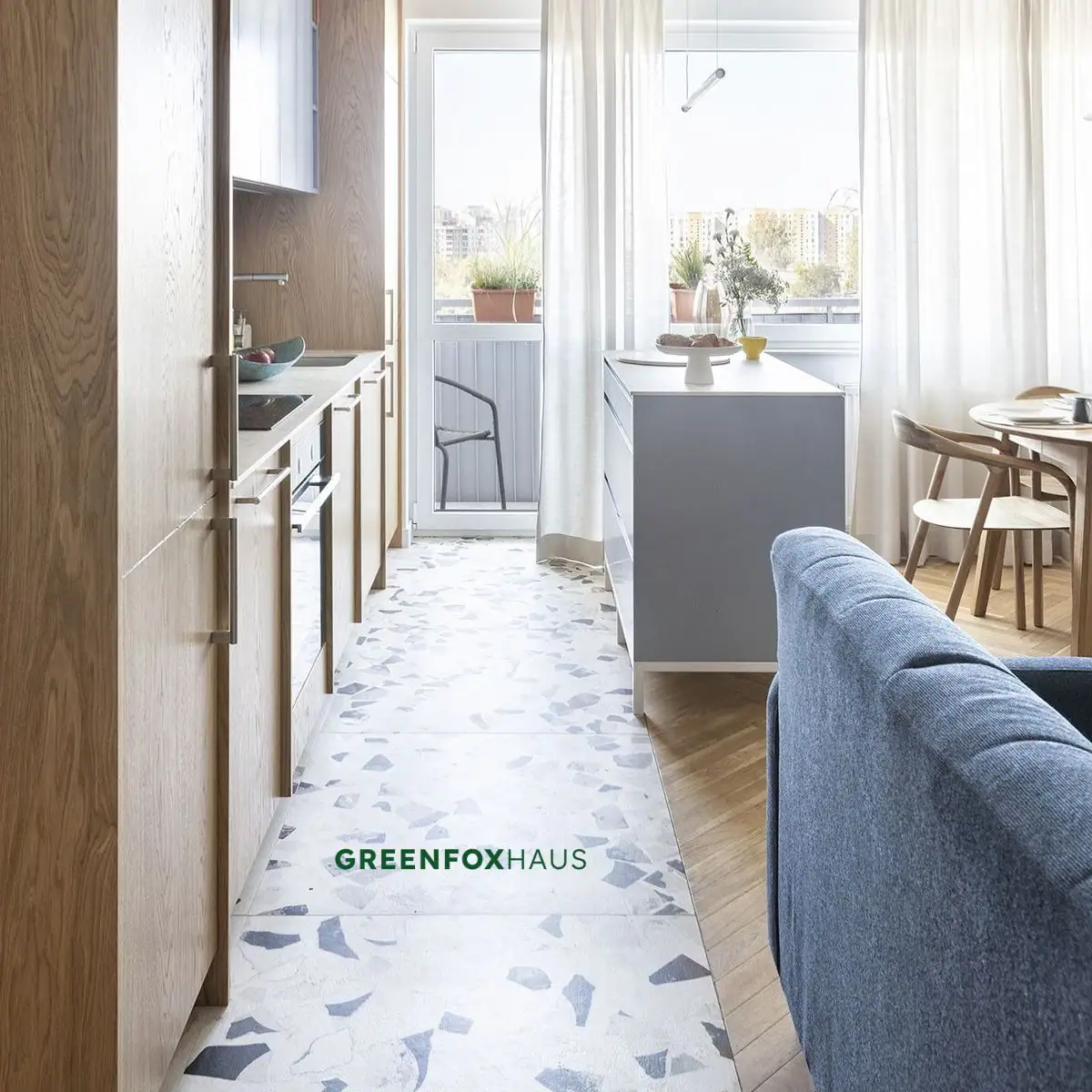 Mẫu gạch terrazzo 600x600 hạt to phối mảng đá màu xanh xám hiện đại cho lối đi hành lang căn hộ