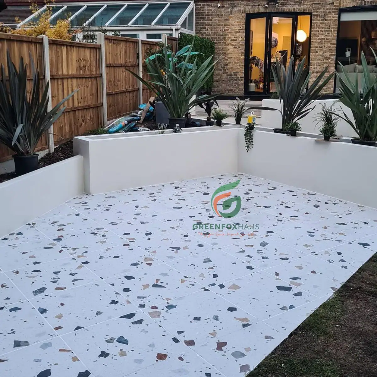 Mẫu gạch terrazzo 600x600 hạt to lát nền sân vườn ngoài trời chống trơn trượt và rêu mốc