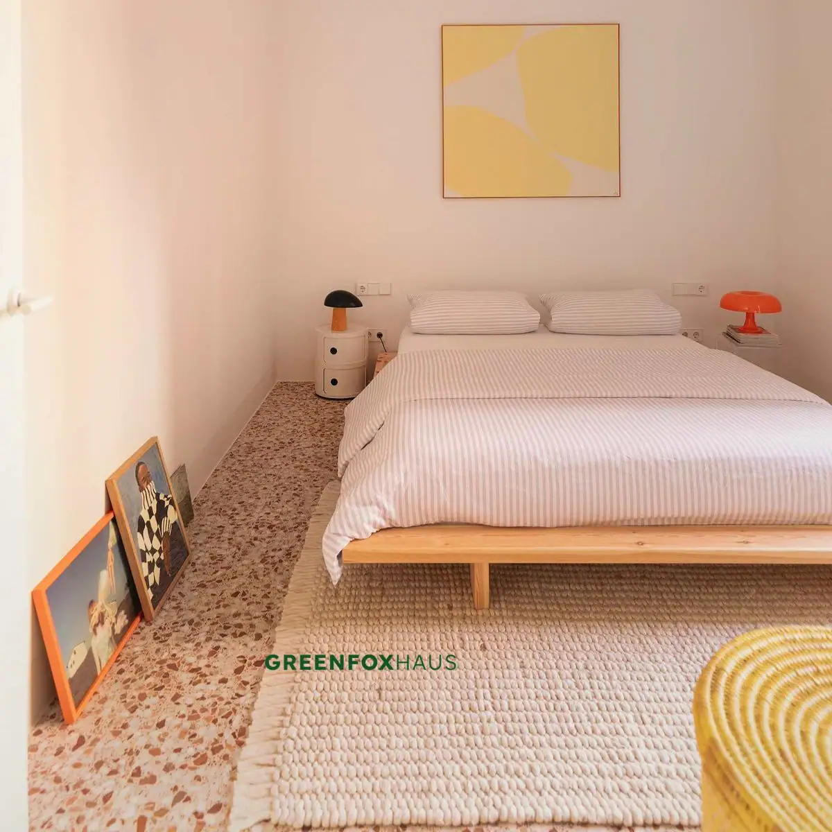 Gạch giả terrazzo hạt to màu nâu cam đất lát nền phòng ngủ phong cách tối giản ấm cúng