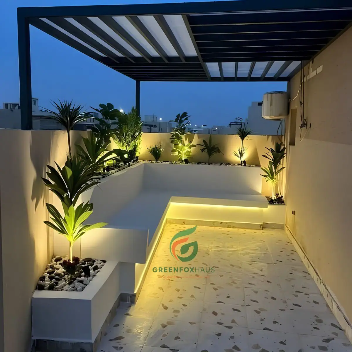 Thi công gạch sân thượng terrazzo dưới hệ mái che pergola kết hợp hệ thống đèn hắt sáng