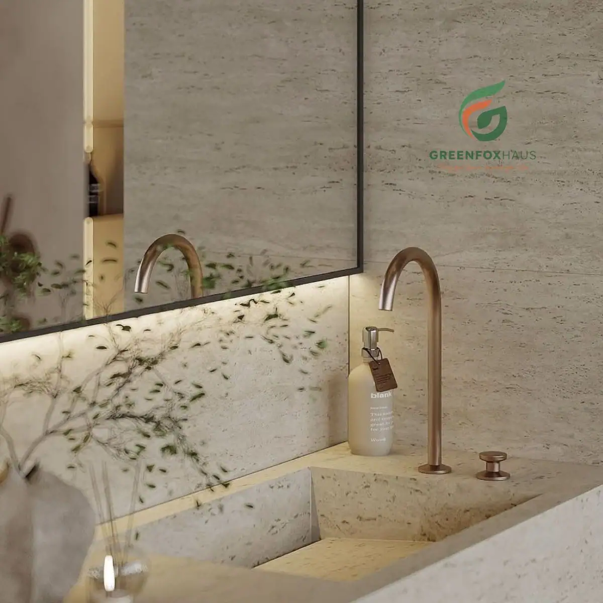 Cận cảnh chi tiết bề mặt gạch travertine ốp tường và bồn rửa mặt chống bám bẩn trong phòng tắm sang trọng.