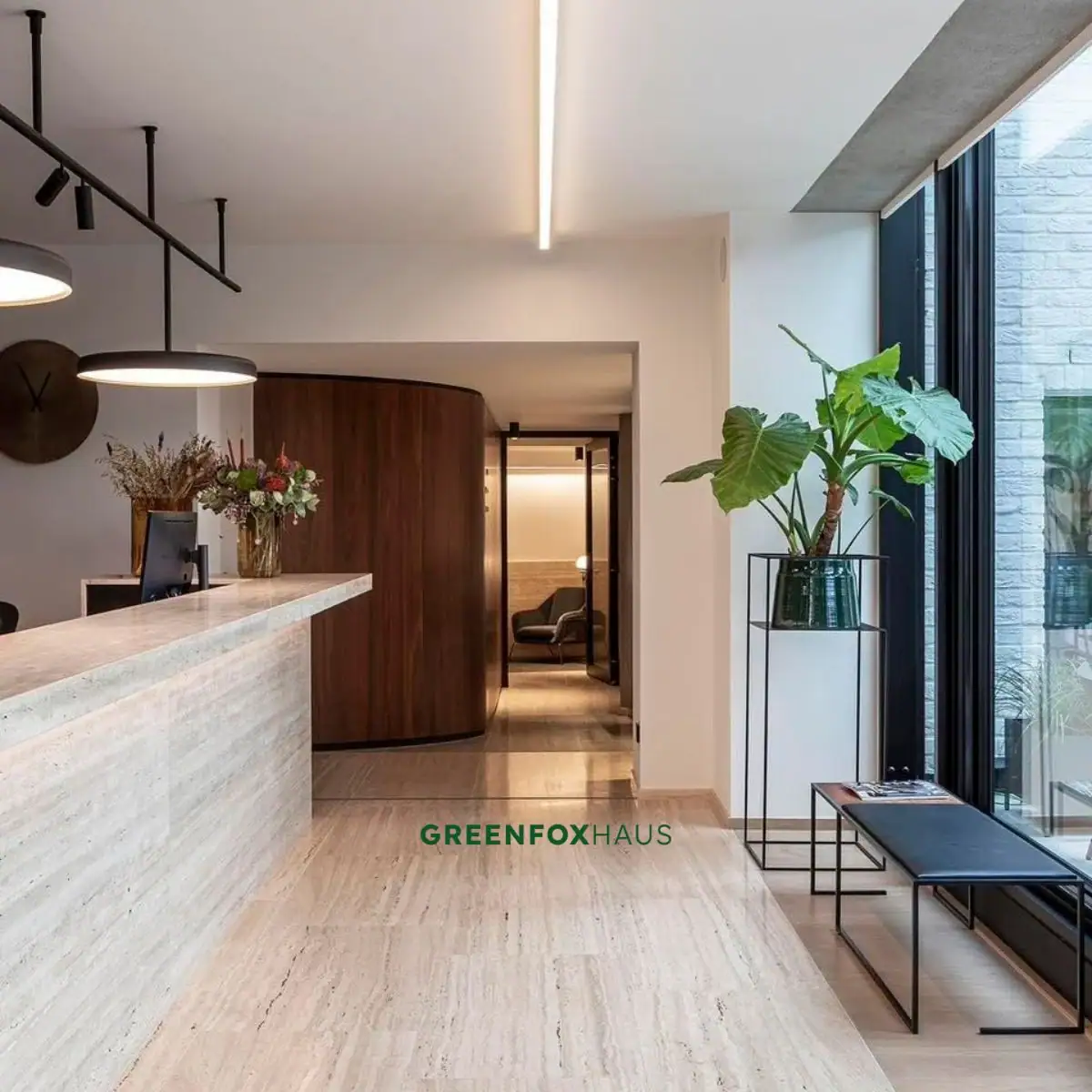 Ứng dụng gạch vân đá travertine lát nền và ốp quầy lễ tân sang trọng, mang lại giải pháp kiến trúc hoàn hảo và bền vững.
