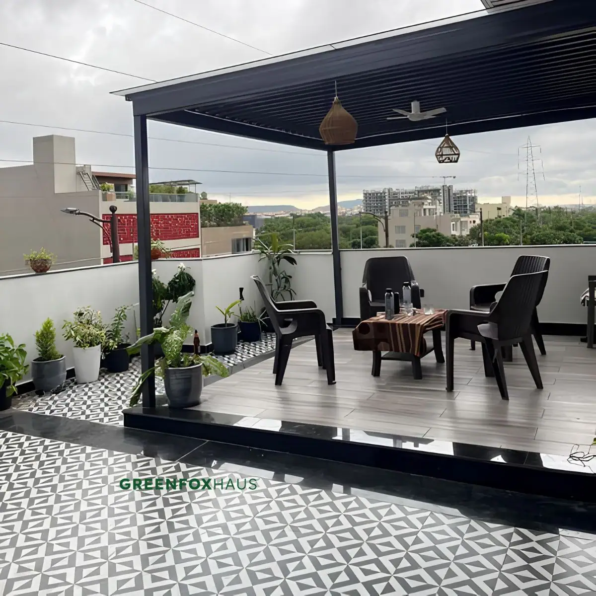 Tiêu chí chọn gạch lát sân thượng chống trơn phối hợp họa tiết hình học và vân gỗ ngoài trời