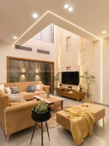 Phòng khách nhà phố với tường trang trí gạch 3D màu kem và đèn LED hắt sáng