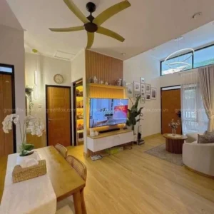 Phòng khách nhà cấp 4 với vách ốp gạch vân gỗ dạng lam kết hợp đèn LED
