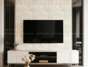 Phòng khách với mảng tường TV ốp gạch vân đá màu kem, kệ TV trắng và nội thất phong cách tối giản.